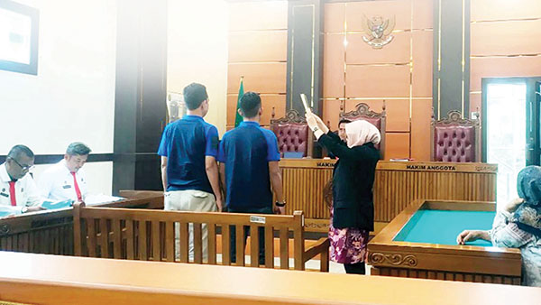 JALANI SIDANG TIPIRING— Hakim Ketua Acep Sopian Sauri, SH. MH, memimpin jalannya sidang tipiring terhadap 10 warga yang terbukti melanggar Perda Nomor 11 Tahun 2005, di ruang sidang Pengadilan Negeri Padang, Kamis (18/7).