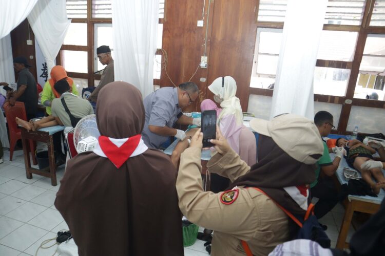 117 nak Ikut Berpartisipasi, Gerakan Pramuka Kwarcab Kota Solok Gelar Sunatan Massal 1 SUNATAN MASSAL—Terlihat prosesi sunat massal yang digelar Gerakan Pramuka Kwarcab Kota Solok melalui Satgas Pramuka Peduli.