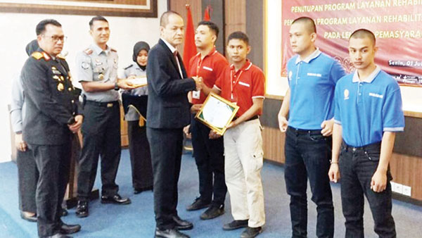 TERIMA SERTIFIKAT— Warga Binaan Pemasyarakatan (WBP) kasus narkoba mendapat sertifikat setelah mengikuti program layanan rehabilitasi pemasyarakatan di Lembaga Pemasyarakatan (Lapas) Kelas II A Muaro Padang.