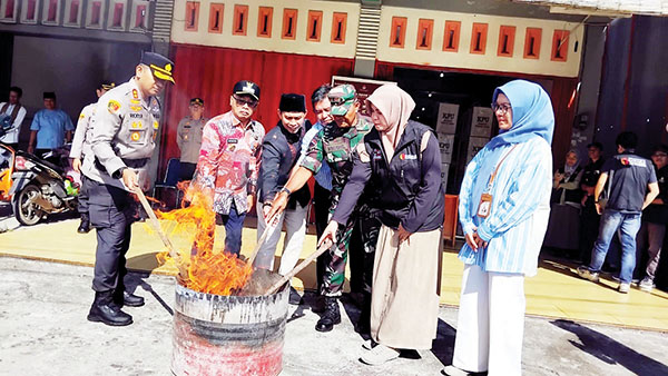 KPU Payakumbuh Musnahkan Surat Suara PSU yang Rusak 1 PEMUSNAHAN SURAT SUARA— KPU Kota Payakumbuh memusnahkan sebanyak 16 belas lembar surat suara PSU DPD-RI yang rusak di halaman gudang Logistik KPU Kota Payakumbuh di Kelurahan Muaro Kecamatan Payakumbuh Utara, Jumat (12/7) pagi.