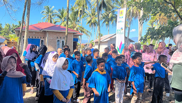 Peringati Hari Anak Nasional, PLN Sumbar Gelar Acara Srikandi Sahabat Anak 1 Srikandi Sahabat Anak --PT PLN (Persero) Unit Induk Distribusi Sumatera Barat gelar kegiatan Srikandi Moviement, Srikandi Sahabat Anak yang digelar di Rumah Anak Sholeh (RAS) Pasia Nan Tigo Kota Padang pada Kamis (25/07).
ist