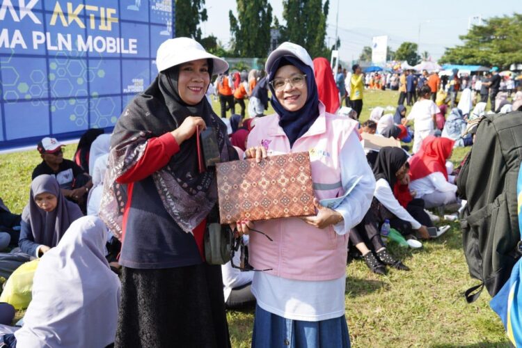 Ribuan Warga Solok Ikuti Acara Gerak Aktif Bersama PLN Mobile 1 menggelar acara--PT PLN (Persero) Unit Pelaksana Pelayanan Pelanggan (UP3) Solok berkolaborasi dengan Pemerintah Kota Solok menggelar acara “Gerak Aktif Bersama PLN Mobile” Sabtu (27/07).