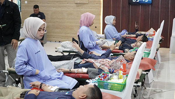 donor darah--Memperingati Tahun Baru Islam 1 Muharam 1446H, PT PLN (Persero) Unit Induk Distribusi (UID) Sumatera Barat kembali mengadakan bakti sosial donor darah yang berlangsung di Kantor Induk PLN UID Sumbar. Kegiatan ini berhasil mengumpulkan lebih dari 100 kantong darah.