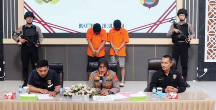 KONFERENSI PERS— Kedua pelaku RA dan AA saat dihadirkan di Konferensi Pers oleh pihak Polresta Bukittinggi.