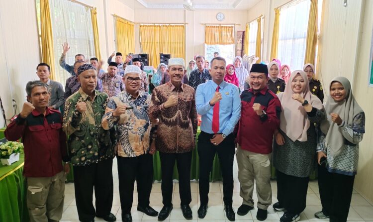 25 Pejabat Struktural Kemenag Dibekali Penyuluhan Hukum 1 FOTO BERSAMA— Kepala Bagian Tata Usaha Kantor Wilayah Kementerian Agama Provinsi Sumatera Barat H. Miswan foto bersama saat kegiatan penyuluhan hukum.