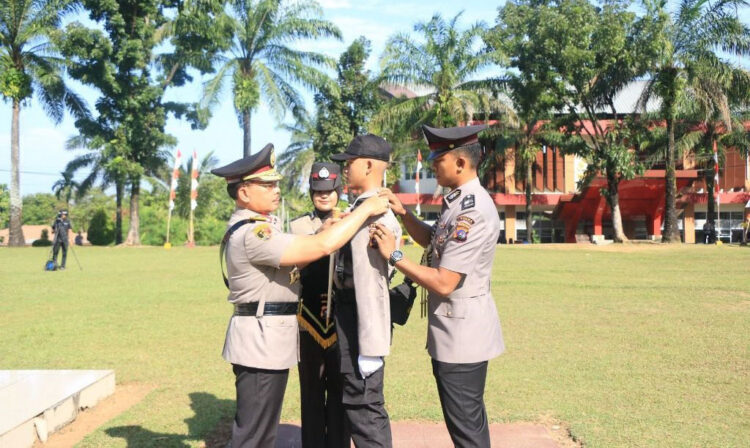 271 Siswa Ikuti Pendidikan Bintara Polri di SPN Polda Sumbar, Irjen Pol Suharyono: Semoga Menjadi Insan Bhayangkara yang Profesional dan Bermoral 1 PASANG PANGKAT— Kapolda Sumbar Irjen Pol Suharyono memasang tanda pangkat kepada siswa Bintara Polri yang mengikuti pendidikan di SPN Polda Sumbar, Senin (22/7).