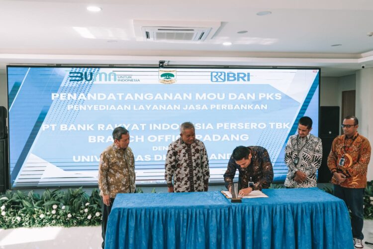 BRI Jalin Kerja Sama dengan Universitas Dharma Andalas Padang 1 Penandatanganan MoU perjanjian kerja sama antara pihak Yayasan Pendidikan Dharma Andalas dan Rektorat dengan pihak BRI, di Gedung Kantor Regional Office BRI Padang, Jumat (19/7).