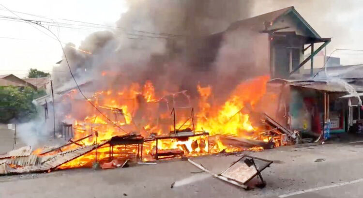 Kebakaran, 2 Warung Rata dengan Tanah, Kerugian Mencapai Rp 5 Miliar, Diduga Gegara Korsleting Listrik 1 KEBAKARAN— Petugas Damkar melakukan pemadaman dua warung yang terbakar di Jalan Raya Indarung, kawasan Cengkeh, Kelurahan Tanah Sirah, Kecamatan Lubuk Kilangan.