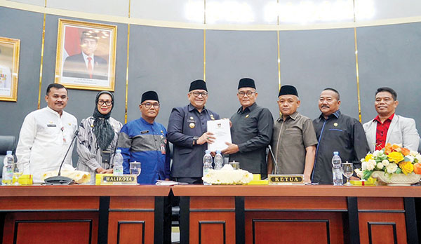 Pj Wali Kota Sampaikan RKUA-PPAS APBD Kota Padang 2025 ke DPRD, Pendapatan Daerah Direncanakan Rp.2,623 Triliun 1 menyerahkan--Pj Walikota Padang Andree Harmadi Algamar menyerahkan RKUA--PPAS APBD Kota Padang 2025 kepada Ketua DPRD Kota Padang Syafrial Kani didampingi para wakil Ketua DPRD Kota Padang.