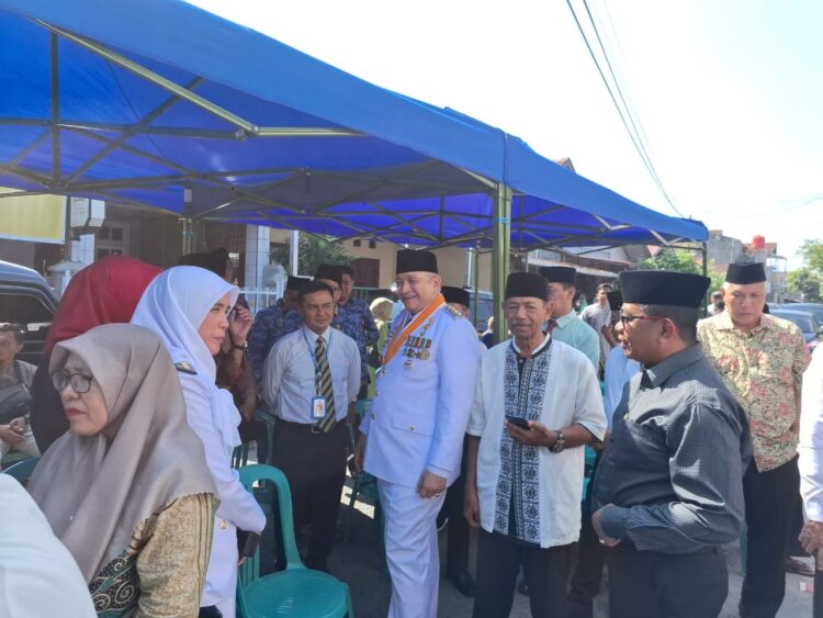 Ibunda Sekwan DPRD Padang Cut Rostia Saleh Berpulang ke Rahmatullah 1 MELAYAT--Pj Walikota Padang, Andree Algamar, Pj Sekda, Yosefriawan melayat ke rumah Almarhumah Cut Rostia Saleh, ibunda dari Hendrizal Azhar, Sekretaris DPRD Kota Padang, Jumat, (19/7).