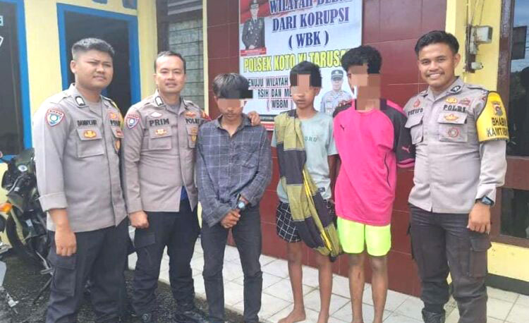 PERKOSA— Tiga pelaku yang diduga melakukan pemerkosaan terhadap gadis tuna wicara yang masih di bawah umur, dibawa ke Polsek Koto XI Tarusan usai ditangkap warga.