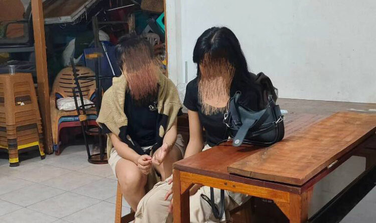 Warga Gerebek 2 Pasangan Muda Mudi dalam Kamar Kos 1 NYARIS DIAMUK MASSA— Dua pasangan muda mudi yang digerebek warga di rumah kosan Jalan Ampera Kampuang Baru nan XX, Kecamatan Lubuk Begalung, diserahkan warga ke kantor lurah dan akhirnya dibawa ke Mako Satpol PP untuk menjalani pemeriksaan. Pihak keluarga sebagai penjamin diminta untuk menikahkan saja kedua pasangan tersebut.