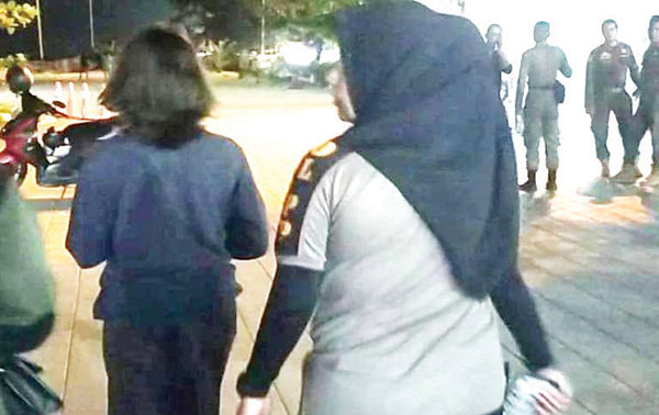 PEMERIKSAAN— Sepasang kekasih (sejoli) yang diamankan petugas Satpol PP Kota Padang di kawasan Masjid Al Hakim, kawasan Pantai Padang, menjalani pemeriksaan di Mako Satpol PP, setelah kedapatan membawa minuman keras jenis ciu, Minggu (30/6) malam.