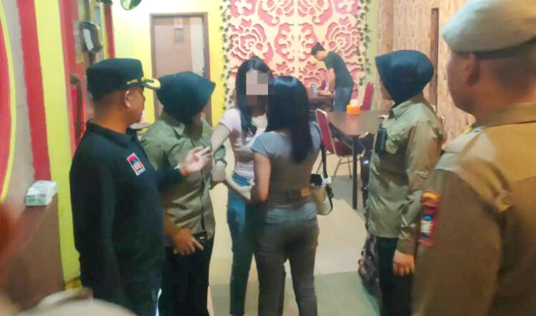 Tak Miliki KTP, 14 Wanita Terjaring Razia 1 TIDAK MILIKI IDENTITAS— Petugas Satpol PP Kota Padang menjaring belasan wanita saat dilakukan pengwasan di sejumlah tempat hiburan malam dan di kawasan Khatib Sulaiman, Minggu (30/6) dinihari WIB.