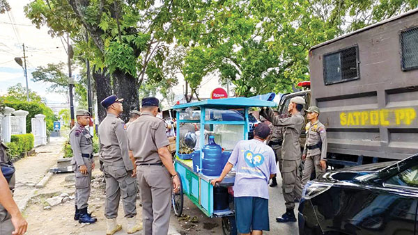 PENERTIBAN— Satpol Kota Padang menertibkan PKL yang berada di depan Lapau Panjang Cimpago (LPC) Pantai Cimpago dan di kawasan jalan Ahmad Yani, Senin (1/7).