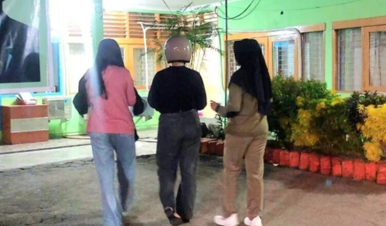 Nongkrong hingga Larut Malam, 2 Wanita Diamankan Satpol PP 1 DIAMANKAN PETUGAS— Petugas Satpol PP mengamankan dua wanita yang nongkrong hingg larut malam dan tidak memiliki kartu identitas diri, Sabtu (13/7) dinihari WIB.