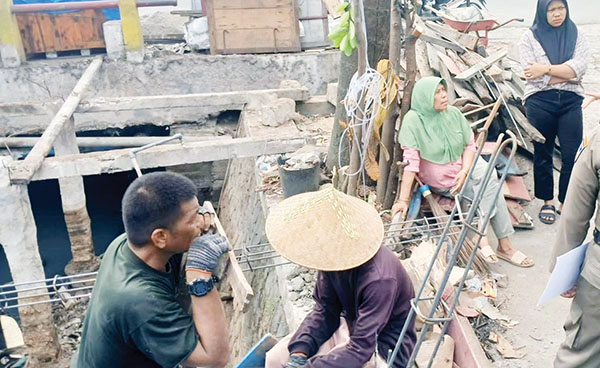 2 Bangli di Atas Drainase Dibongkar, Pemilik Diberi Surat Teguran 1 PEMBONGKARAN BANGLI— Petugas Satpol PP membongkar bangunan liar yang dibangun pemiliknya di atas fasilitas umum dan juga drainase, di kawasan Ulak Karang, Kecamatan Padang Utara.