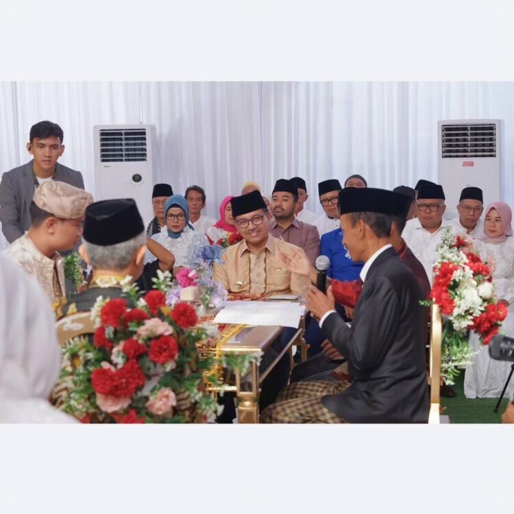 Wabup H. Yuliah Efi Nikahkan Putri Sulungnya 1 NIKAHKAN—
Wabup H. Yuliah Efi Nikahkan Putri sulungnya dan Bupati Solok Selatan Khairunas saat jadi saksi.