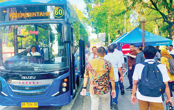 Tinjau Koridor Trans Padang, Shenzhen Group Siapkan Penggunaan Armada Bertenaga Listrik 1 TINJAUAN LAPANGAN— Dilepas Asisten II Perekonomian dan Pembangunan Kota Padang Didi Aryadi, rombongan Shenzhen Bus Group, melakukan tinjauan lapangan ke-6 koridor Trans Padang, Selasa (23/7).