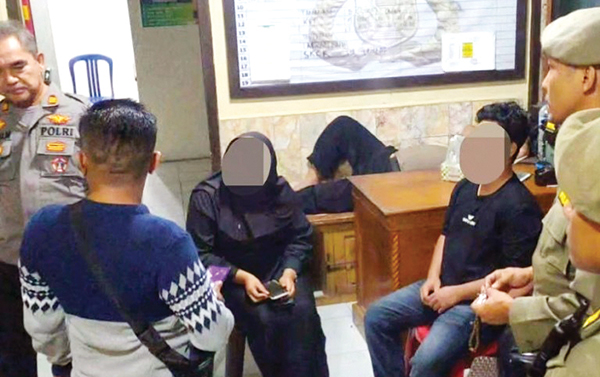 Indehoi di Kamar Kos, Warga Gerebek Pasangan Kekasih di Paraklaweh 1 DIAMANKAN WARGA— Warga mengamankan pasangan kekasih yang diduga berbuat mesum di kamar kos, di kawasan Paraklaweh, Kecamatan Lubukbegalung, Selasa (23/7) malam. Untuk menghindari amarah warga, keduanya langsung dibawa ke Polsek Lubukbegalung.