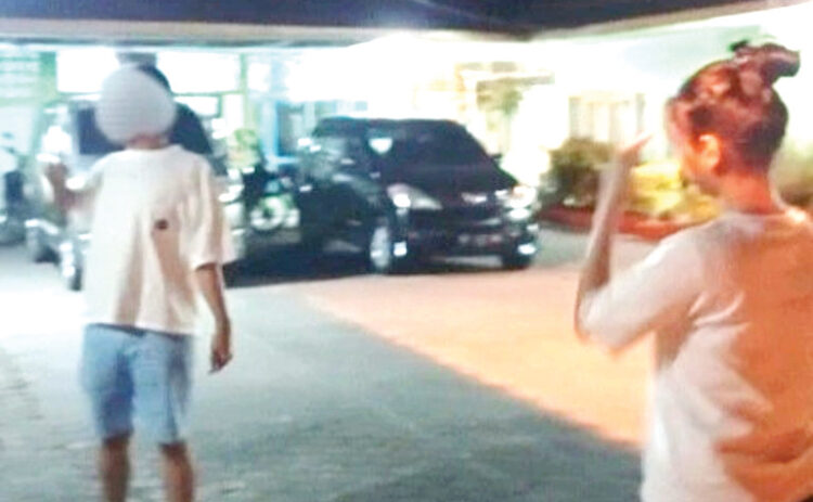 SASAR RUMAH KOS— Petugas Satpol PP mengamankan satu pasangan di luar pernikahan saat melakukan razia rumah kos, di kawasan Purus, Kecamatan Padang Barat, Jumat (26/7) dinihari WIB.