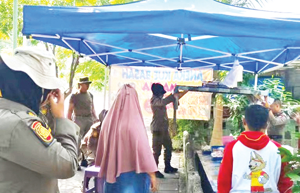 PKL Jati dan Proklamasi Ditertibkan, Alat Jualan Diangkut 1 PENERTIBAN PKL— Personel Satpol PP Kota Padang mengangkut sejumlah barang dagangan milik PKL saat dilakukan pengawasan dan penertiban kepada pedagang yang berjualan di atas trotoar dan badan jalan, di kawasan Proklamasi dan Jati, Senin (29/7).