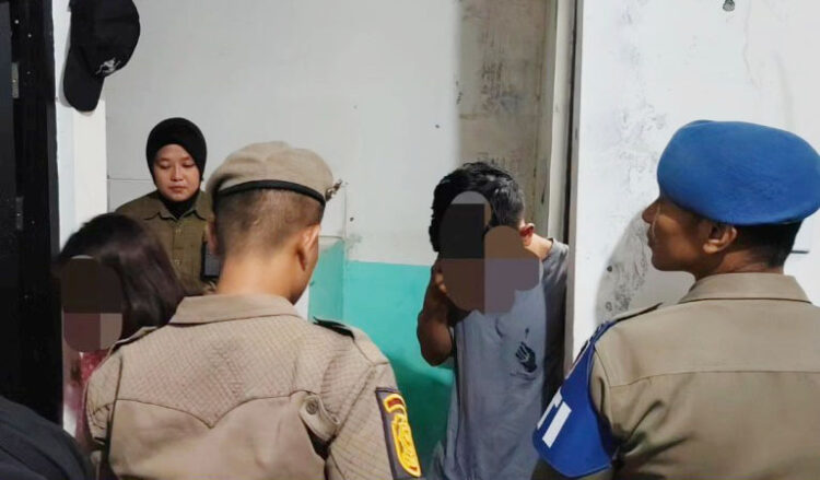 3 Wanita dan 1 Pria Diamankan di Rusunawa Purus 1 RAZIA RUSUNAWA— Tim gabungan TNI, Polri, Satpol PP, dan petugas Rusunawa melakukan razia di Rusunawa Purus, Minggu (28/7) malam. Satu pasangan muda-mudi yang tidak memiliki bukti pernikahan yang sah serta dua perempuan berhasil diamankan petugas.