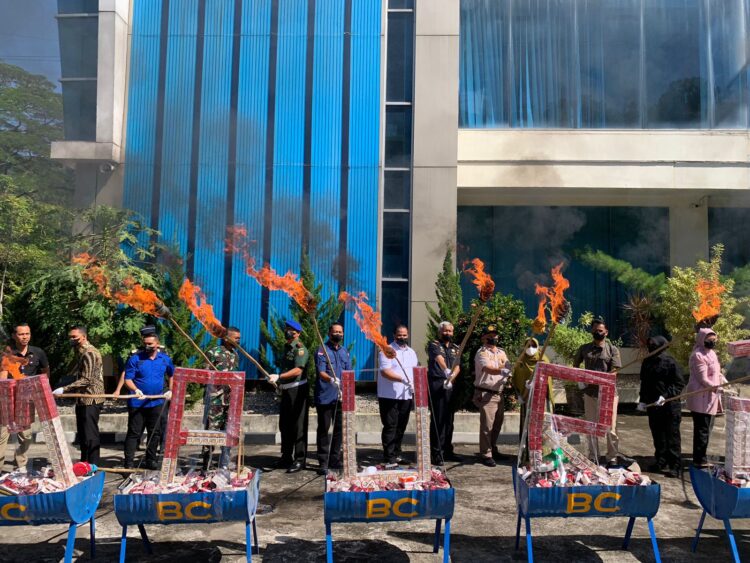 Bea Cukai Teluk Bayur Musnahkan 12,4 Juta Batang Rokok Ilegal, Potensi Kerugian Negara Rp 11,6 Miliar 1 45f01a28 9706 45ef bd84 e0281e1aead6