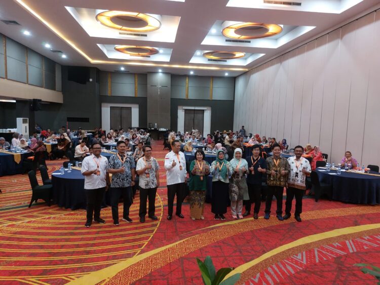 Biochar, Solusi Pengusaha dan Petani Sawit Atasi Kelangkaan Pupuk 1 Kepala Divisi Teknologi Proses, Departemen Teknologi Industri Pertanian, Fakultas Teknologi Pertanian IPB University, Prof. Dr. Erliza Hambali bersama narasumber dan peserta workshop bertajuk “Sosialisasi Karbonisasi Tandan Kosong Sawit dan Pemanfaatannya sebagai Soil Conditioner untuk Meningkatkan Efisiensi Pemupukan dan Kesuburan Tanah pada Perkebunan Sawit,” Jumat (5/7) di Padang.