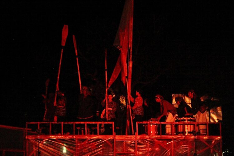 Pertunjukan Legaran Svarnadvipa Sukses Hipnotis Ribuan Penonton, Ungkap Fakta Emas Pengaruhi Adat dan Budaya Minangkabau 1 Karya pertunjukan kontemporer yang diproduksi oleh komunitas Indonesia Performance Syndicate, berjudul Legaran Svarnadvipa, di lapangan Cindua Mato Batusangkar, Sabtu, (29/6), pukul 20.15 WIB. Foto: Wiwie