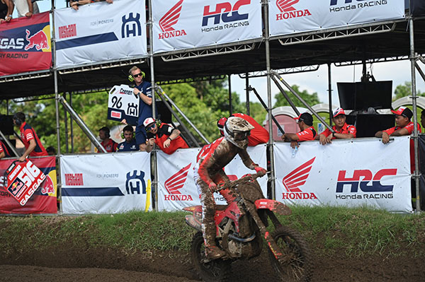 Crosser Binaan Astra Honda Raih Poin Perdana di MXGP Lombok 1 CROSSER— Pebalap binaan Astra Honda, Delvintor Alfarizi (235) meraih poin perdana, Bersama Arsenio Algifari (914) yang sukses tampil konsisten sebagai wildcard pada MXGP Lombok 2024, Sabtu-Minggu (29-30 Juni).