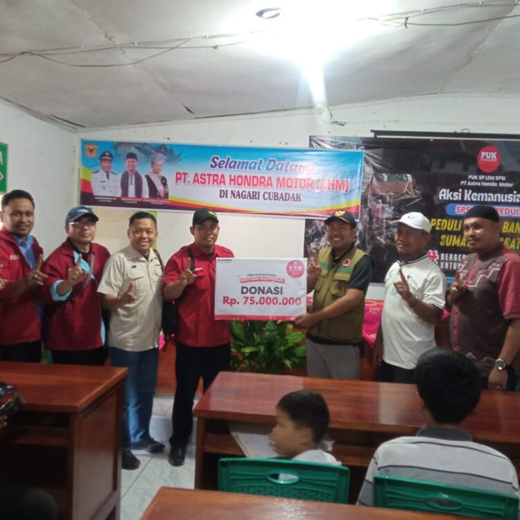 BERIKAN BANTUAN-Perwakilan dari PT AHM Danang Wahyu Widodo bersama pimpinan PT Menara Agung menyerahkan bantuan Rp 75 juta untuk pembangunan Pesantren Ibnu Sirin, Kabupaten Tanahdatar.