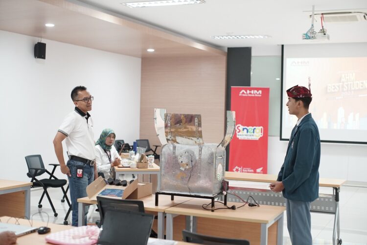 AHM Best Student 2024 Incar Inovasi Kreatif Anak Muda 1 AHM Best Student— Para peserta AHM Best Student sedang memaparkan karya inovasinya di hadapan dewan juri dalam kegiatan seleksi tingkat Nasional AHM Best Student 2023.