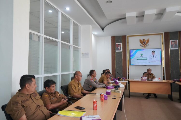 Warga dan OPD Pemko Diajak Meriahkan Peringatan HUT RI ke-79 1 RAPAT HUT RI—Winarno saat memimpin rapat persiapan HUT RI di ruang VIP Balai Kota Padang Panjang, Selasa (16/7).