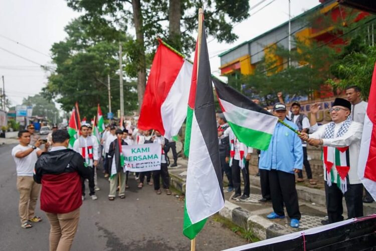 Warga Ikuti Aksi Damai Palestina di Lapangan Cinduamato 1 Aksi Damai Palestina Bupati Eka Putra Ingatkan untuk Waspada Agar Jangan Sampai