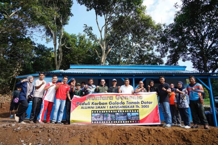Untuk Korban Banjir Lahar Dingin dan Galodo, Alumni SMA 1 Bersama SCM dan FRPB Bangun Huntara 1 BANGUN HUNTARA— Bupati Tanah Datar Eka Putra foto bersama para alumni SMA 1 Batusangkar 2005 bekerjasama dengan SCM dan Forum Relawan Penanggulangan Bencana (FRPB), membangun 2 unit hutara untuk korban banjir lahar dingin dan galodo.