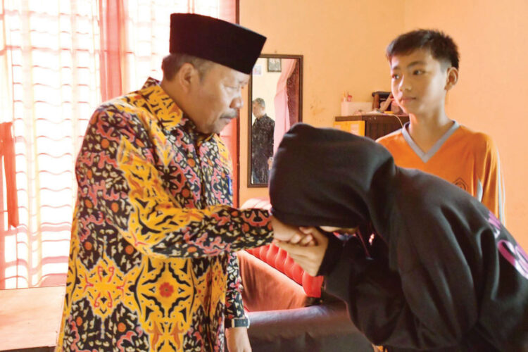Berstatus Mahasiswa, Hafiz Juga Urus Empat Adik yang Masih Duduk di Bangku Sekolah 1 BERIKAN BANTUAN— Bupati Agam memberikan bantuan terhadap anak yang kesulitan
terutama dalam bidang pendidikan di Sitingkah Tangah Jorong II Balai Ahad, Kecamatan
Lubuk Basung, Jumat (19/7).