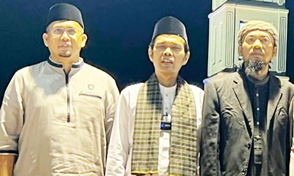 Andre Rosiade Ajak Masyarakat Sumbar Pilih Ustaz Jelita Donal di PSU DPD RI 1 BERI DUKUNGAN— Ketua DPD Partai Gerindra Sumbar, H Andre Rosiade berfoto bersama Ustaz Abdul Somad (UAS) dan Calon Anggota DPD RI periode 2024-2029 nomor urut 8, Ustaz Jelita Donal, dalam salah satu kegiatan beberapa waktu lalu. Andre memberi dukungan dan meminta masyarakat datang ke TPS untuk ikut memilih anggota DPD RI, pada Sabtu (13/7).