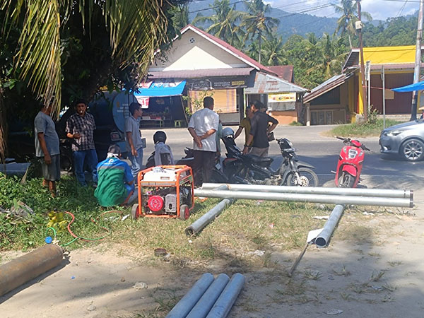 OPTIMALISASI— Petugas PDAM saat melakukan optimalisasi air untuk masyarakat banyak.