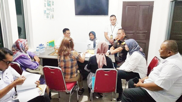 PELAYANAN HUKUM— Bapenda Padang melakukan kerja sama dengan Seksi Perdata dan Tata Usaha Negara (Datun) dari Kejari Padang, untuk pendampingan dalam pemeriksaan maupun penagihan piutang pajak dari wajib pajak yang belum menunjukkan itikad baik dalam menyelesaikannya.