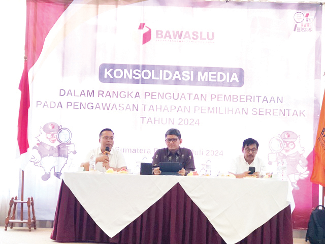 KONSOLIDASI MEDIA— Bawaslu Sumbar menggelar konsolidasi media untuk peguatan pemberitaan pada pengawasan tahapan pemilihan serentak tahun 2024, di Suasso Restoran Padang, Senin (22/7).