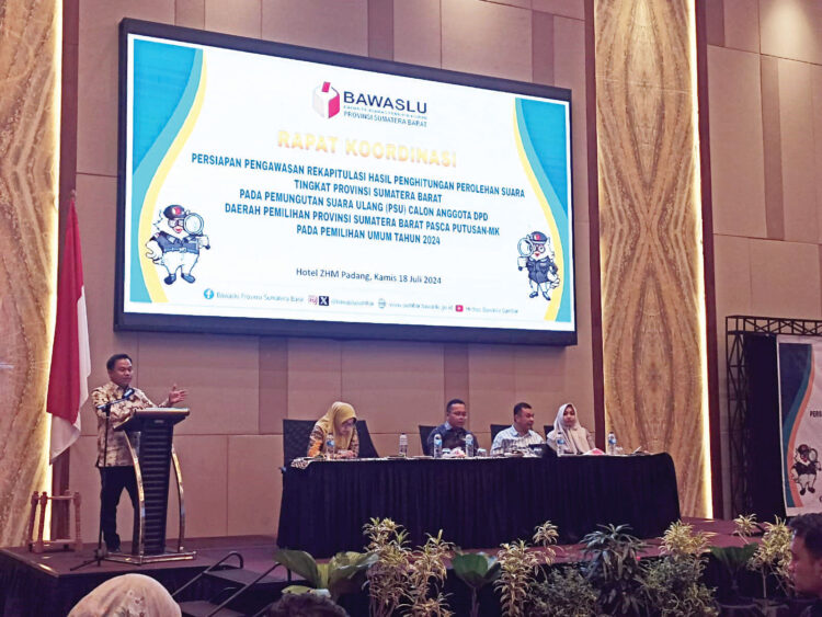 RAPAT KOORDINASI— rapat koordinasi persiapan pengawasan rekapitulasi hasil perhitungan suara tingkat Provinsi Sumbar, pada PSU calon Anggota DPD Dapil Sumbar pasca putusan MK pada Pemilu 2024, di salah satu hotel di Padang, Kamis (19/7) malam.