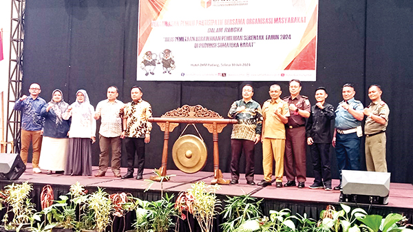 Pemetaan Kerawanan Pilkada Serentak 2024, Bawaslu Sumbar Soroti Integritas Penyelenggara dan Netralitas ASN 1 PENGAWASAN PEMILU— Bawaslu Sumbar menggelar Pengawasan Pemilu Partisipatif Bersama Tokoh Masyarakat untuk Rilis Pemetaan Kerawanan Pemilihan Serentak Tahun 2024 di Hotel ZHM Padang, Selasa (30/7).