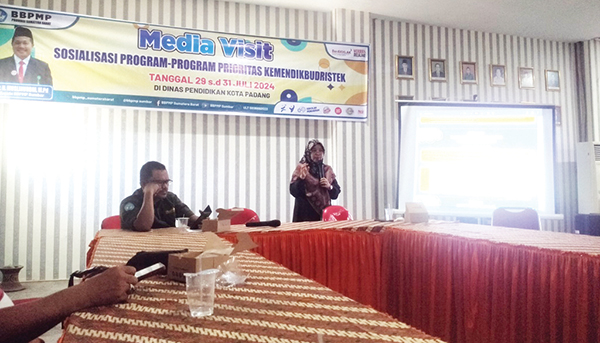 SOSIALISASI— Widyaprada Balai Besar Penjaminan Mutu Pendidikan Sumbar, Radiatan Mardiah, memberikan materi dalam sosialisasi program-program prioritas Kemendikbud Ristek, di kantor Dinas Pendidikan, Selasa (30/7).