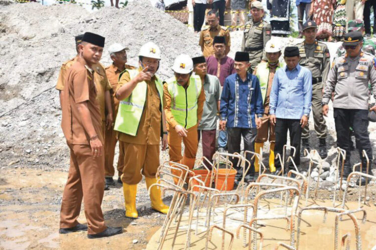 Bangun Jembatan Representatif, Bupati Agam Diapresiasi Warga Garagahan 1 PELETAKAN BATU PERTAMA— Peletakan batu pertama pembangunan jembatan representatif Dusun Simaruok, Jorong II Nagari Garagahan, oleh Bupati Agam, Andri Warman, Senin (15/7).