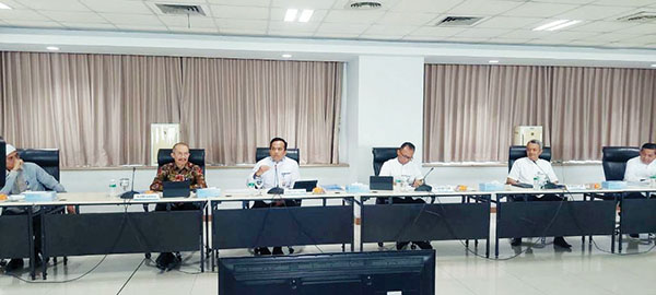 Semester I 2024, Bank Nagari Catatkan Laba Bersih Rp224,82 Miliar 1 KONFERENSI PERS— Komisaris Bank Nagari Edrizanof, Manar Fuadi, Dirut Gusti Chandra, Direktur Keuangan Rini Edrian, Direktur Operasional Zilfa Efrizon, dan Direktur Kepatuhan Sukardi, saat konferensi pers, Jumat (5/7) di lantai VI Kantor Pusat Bank Nagari.