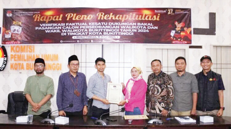 RAPAT PLENO— Rapat Pleno Terbuka tentang Rekapitulasi Hasil Verifikasi Faktual Kesatu atas Dukungan Bapaslon Perseorangan Wali Kota dan 
Wakil Wali Kota Bukittinggi, Kamis (11/7).