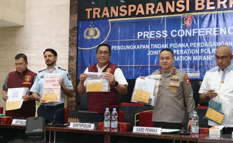 Bareskrim Ungkap Kasus TPPO Berkedok Eksploitasi Prostitusi di Australia 1 TPPO— Direktur Tindak Pidana Umum (Dirtipidum) Bareskrim Polri Brigjen Pol Djuhandhani Rahardjo Puro (tengah) bersama perwakilan AFP Luke Nasir saat konferensi pers kasus TPPO.