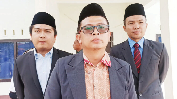 Bawaslu Payakumbuh Temukan Surat Suara PSU DPD-RI Rusak 1 WAWANCARA— Ketua Bawaslu Kota Payakumbuh Aan Muharman ketika diwawancaraoleh awak media.