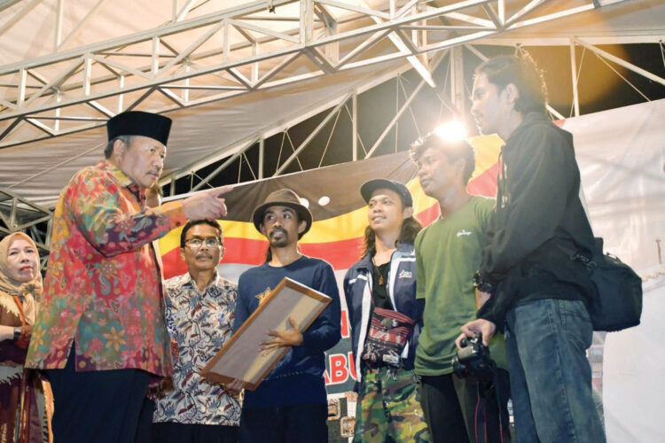 Beri Kontribusi Positif, Bupati Agam Apresiasi D’Palano Art 1 APRESIASI— Bupati Agam Andri Warman memberikan apresiasi kepada D’Palano Art yang menggagas pameran lukisan di lapangan GOR Rang Agam Lubuk Basung, Selasa (23/7) malam.